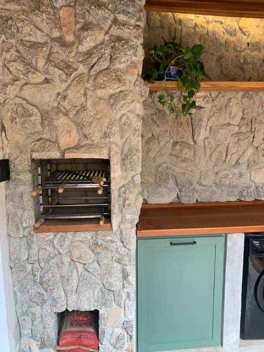 Área gourmet com parede de pedras
