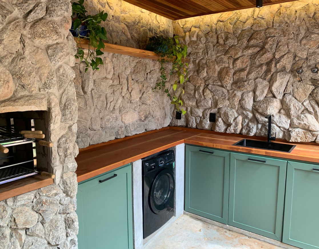 Projeto de área externa com parede de pedras naturais